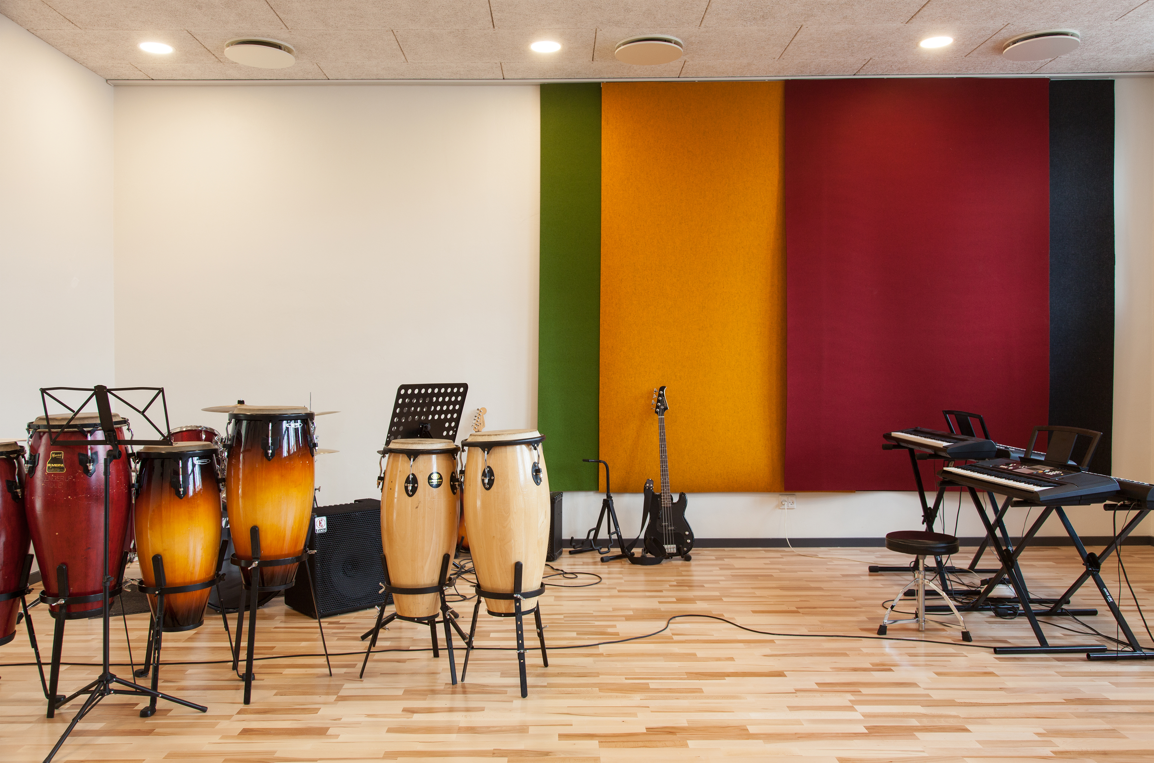 fraster, filt, felt cover, rumafskærmning, roomdivider, akustik, uld filt, inspiration, design, indretning, afskærmning, filtgardin, anne trolles skole